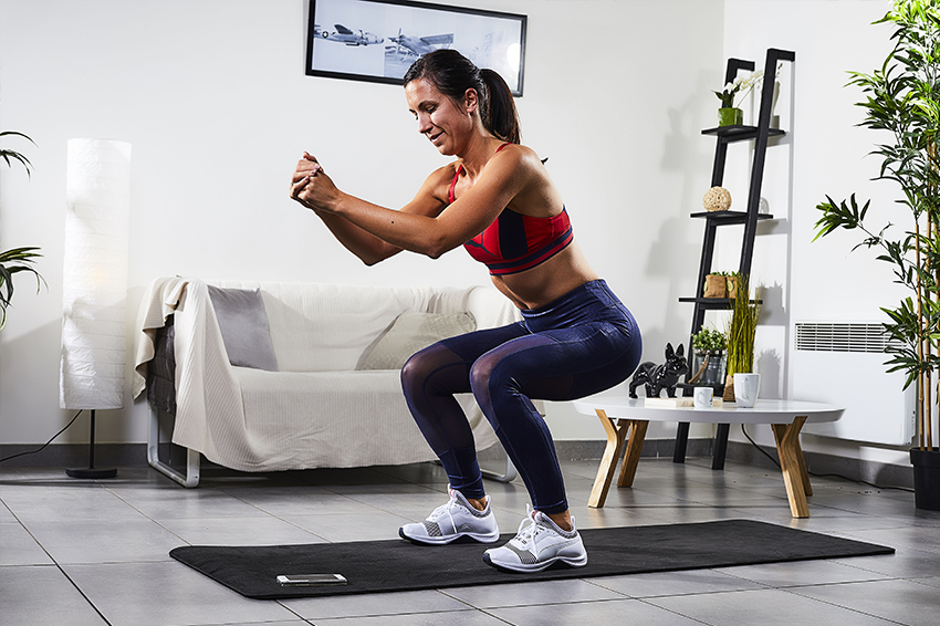 femme faisant un squat