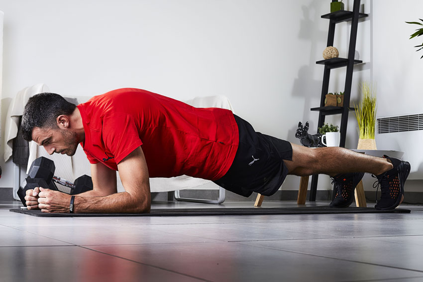 Un homme fait du gainage planche.